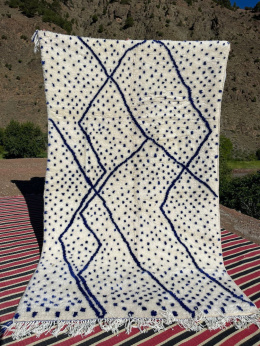 Marokański dywan wełniany w kropki